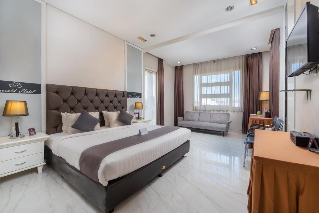 Life Emerald Hotel Surabaya Exterior foto